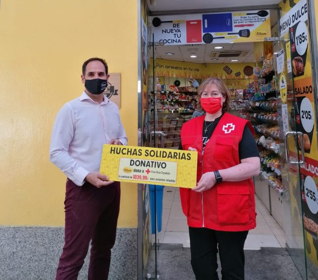 Entrega donativo Cruz Roja