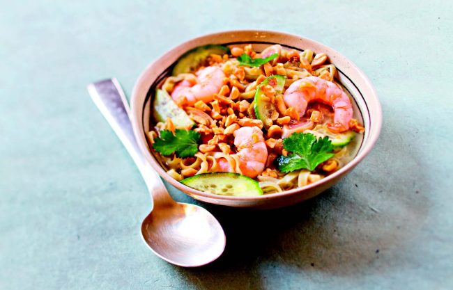 Receta de sopa de fideos con gambas y cacahuetes