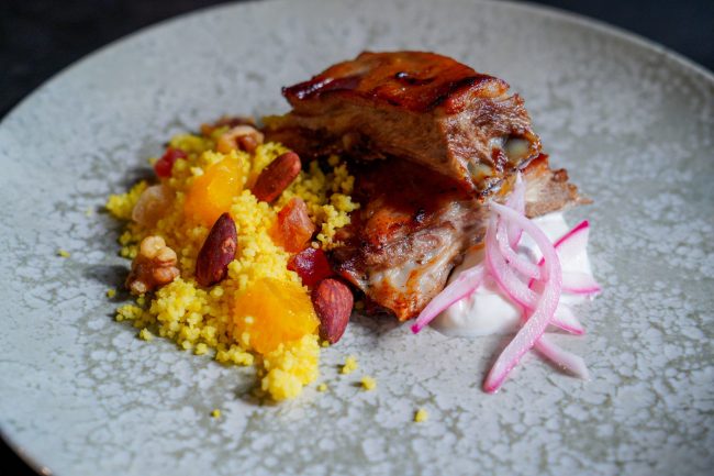 Ternasco con ensalada de cous cous y frutos secos