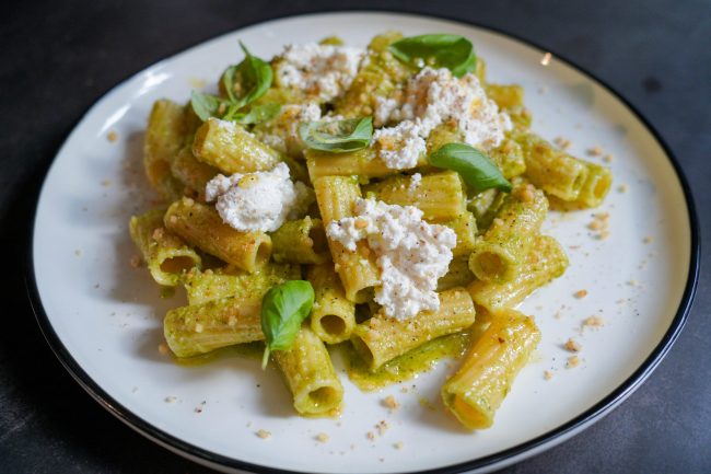 tortiglioni con pesto de nueces y burrata