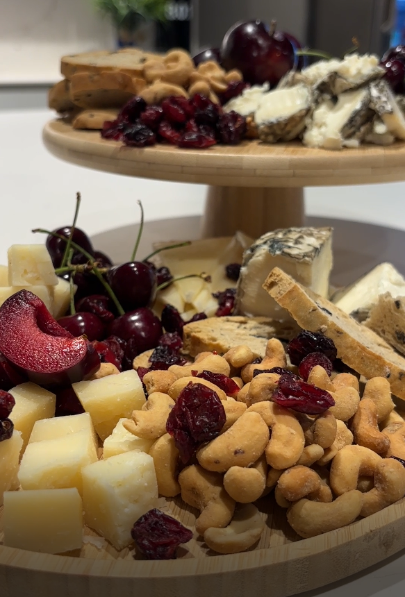 Tabla veraniega de quesos y frutas con anacardos trufados
